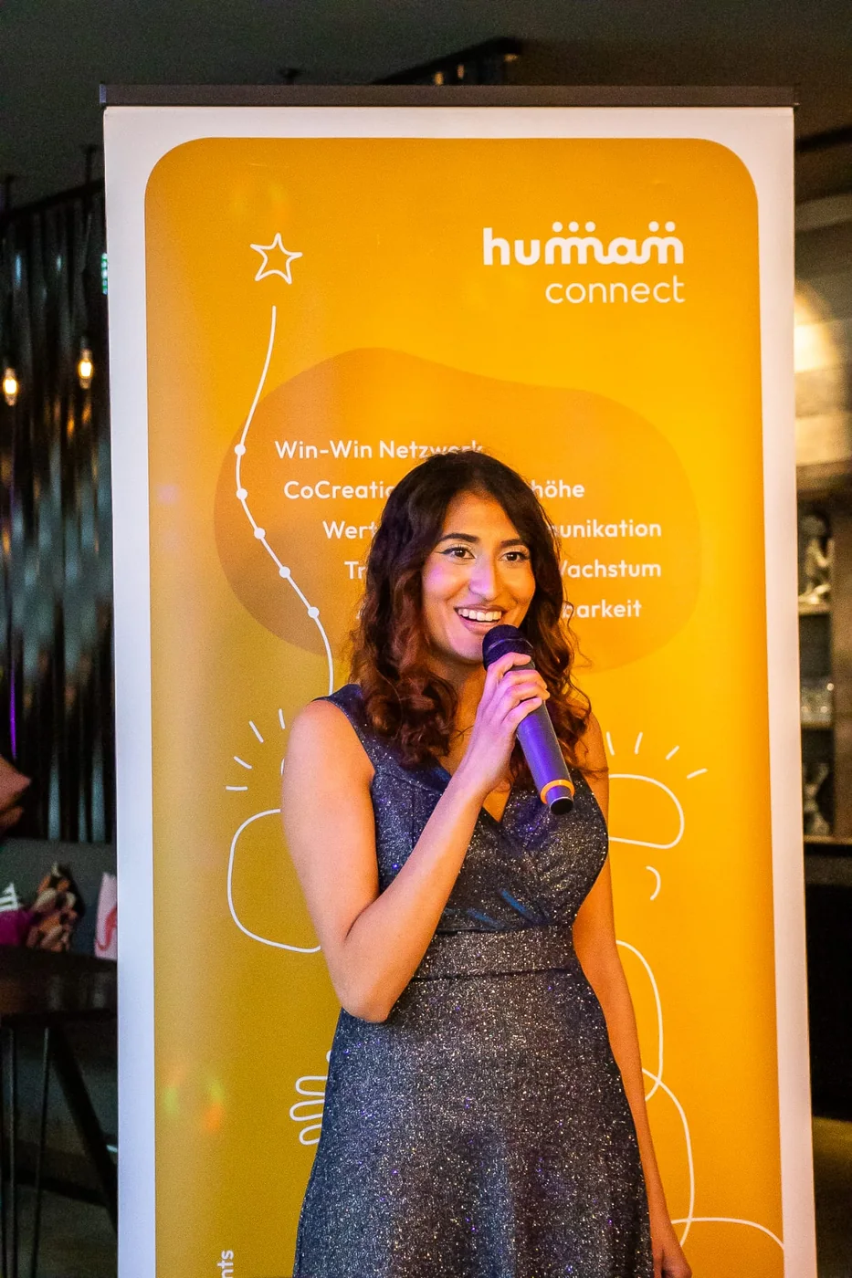 Rascha Al-Nemer spricht bei einem Human-Connect-Workshop