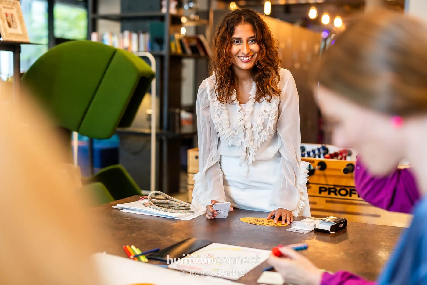 Rascha Al-Nemer moderiert an einem Workshoptisch