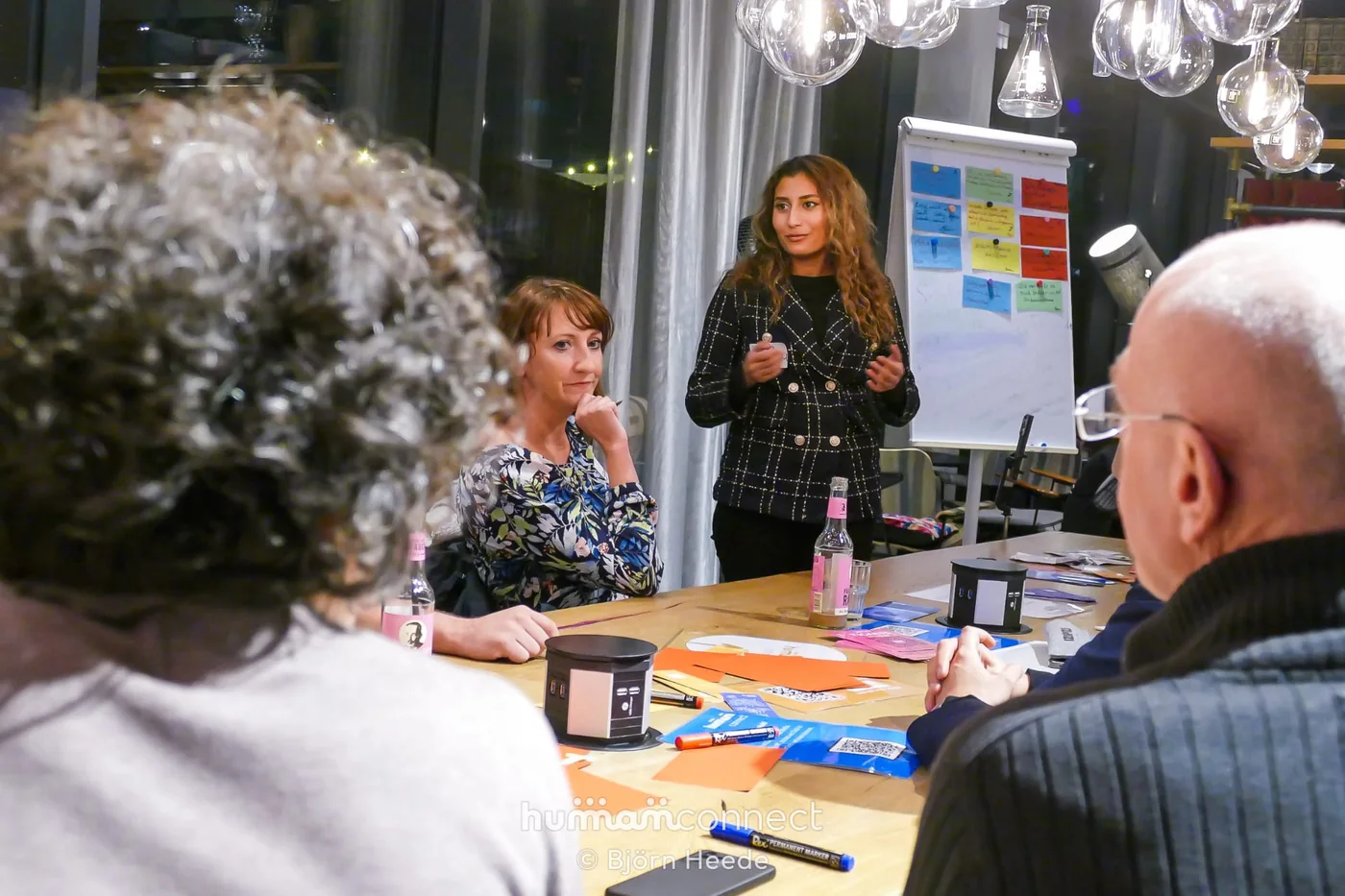 Rascha Al-Nemer führt durch einen Workshop